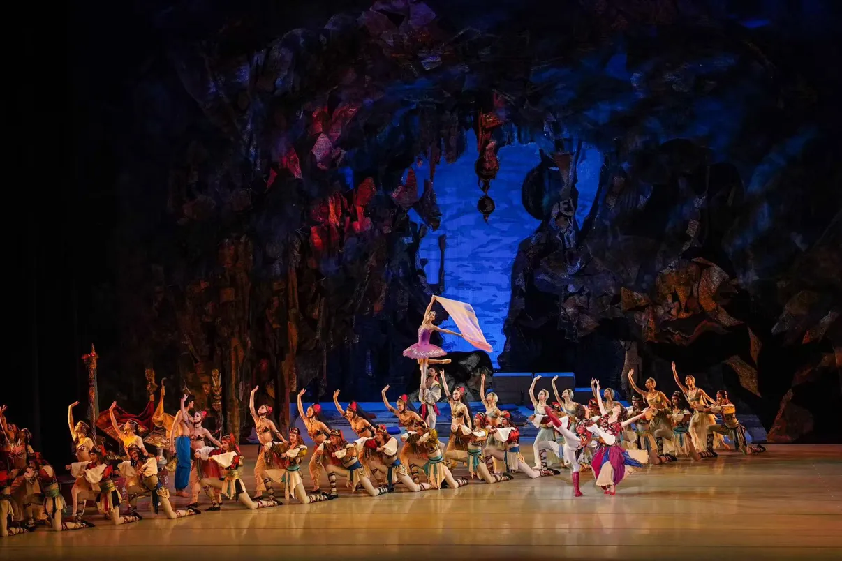 Cena de apresentação no palco do Teatro Mariinsky Acadêmico Estatal.