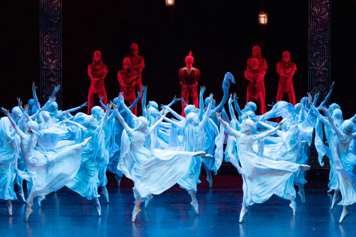 Outra cena de apresentação realizada no palco do Teatro Mariinsky Acadêmico Estatal.