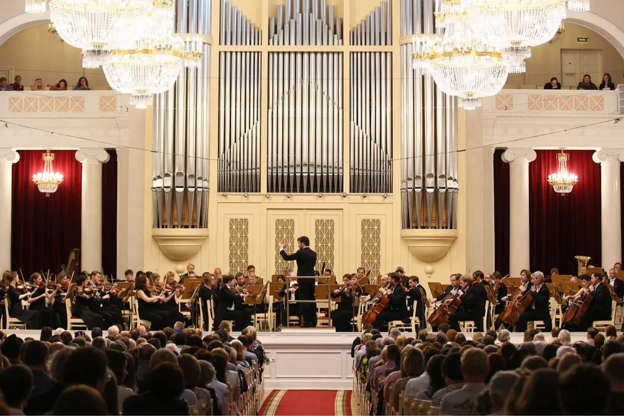 Momento de apresentação na Sala Grande da Filarmônica Acadêmica de São Petersburgo Dmitri Shostakovich.