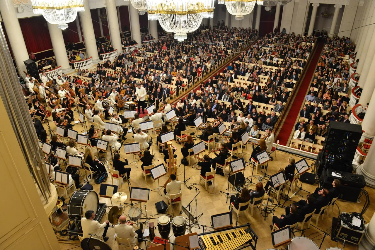 Outro momento de apresentação realizado na Sala Grande da Filarmônica Acadêmica de São Petersburgo Dmitri Shostakovich.