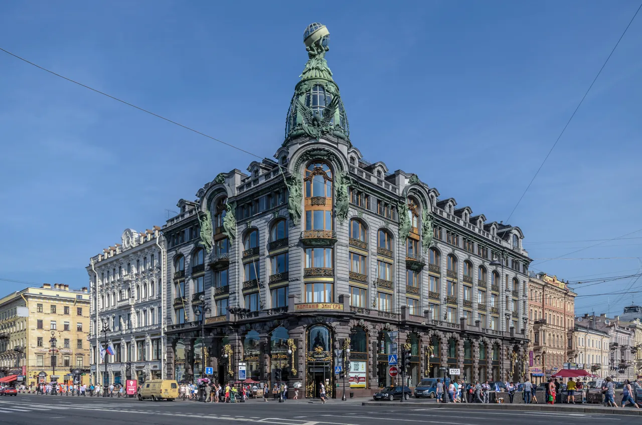 Avenida Névski fotografada a partir de outro ângulo da avenida.