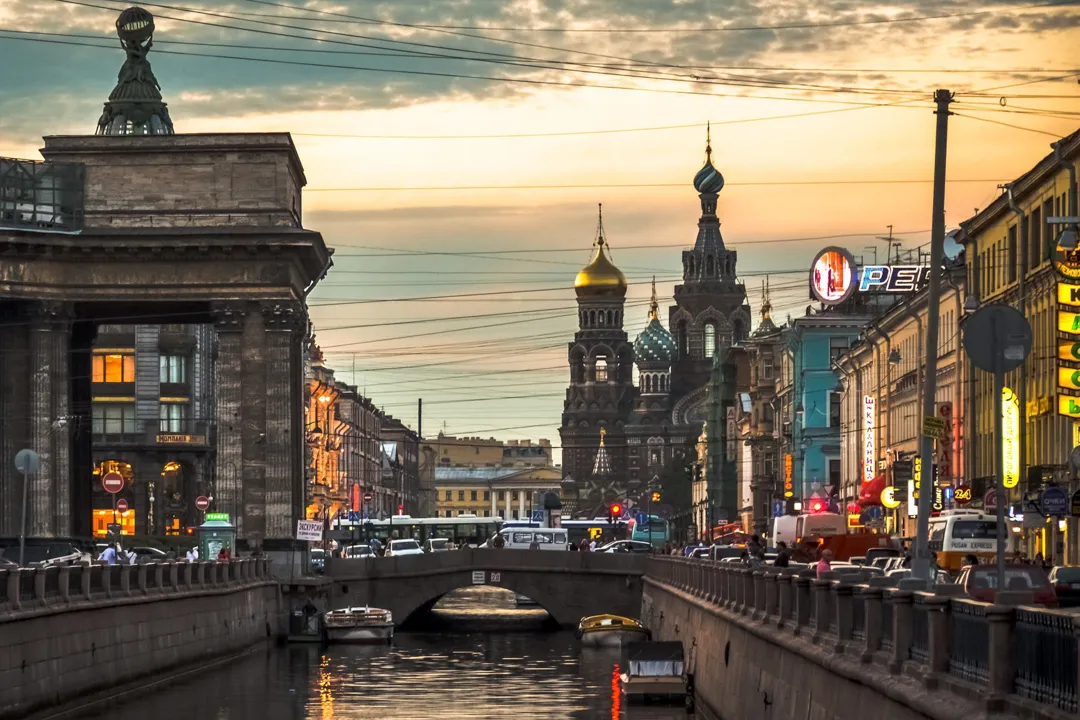 Mais um ângulo da Avenida Névski, principal avenida de São Petersburgo.