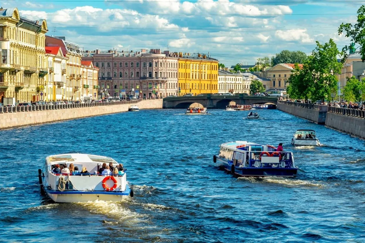 Passeio fluvial de barco em São Petersburgo visto de um dos seus ângulos.