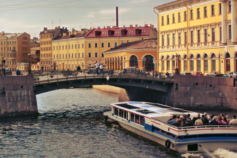 Passeio fluvial de barco em São Petersburgo registrado a partir de outro ângulo.