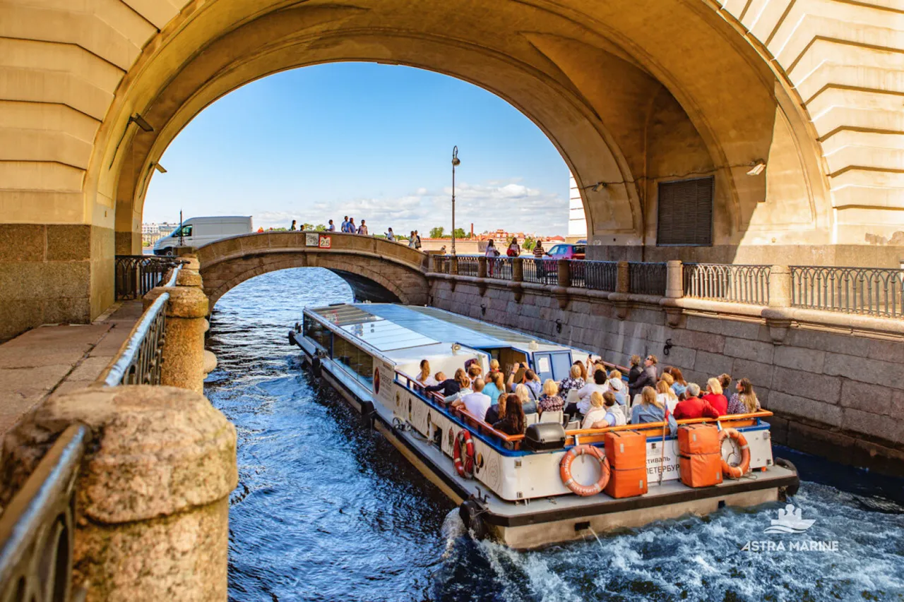 Outra vista do passeio fluvial de barco em São Petersburgo.