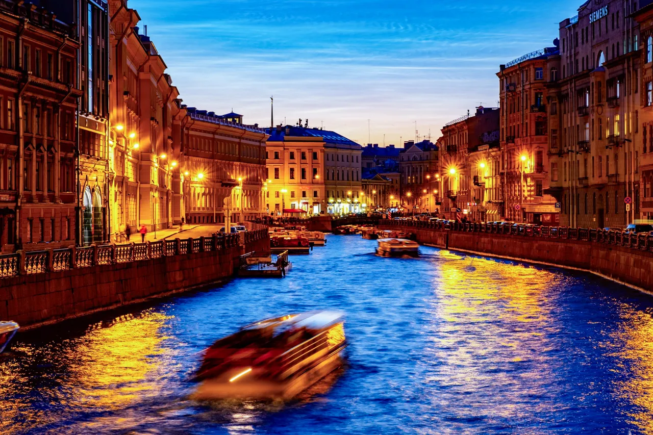 Mais um ângulo do passeio fluvial de barco em São Petersburgo.