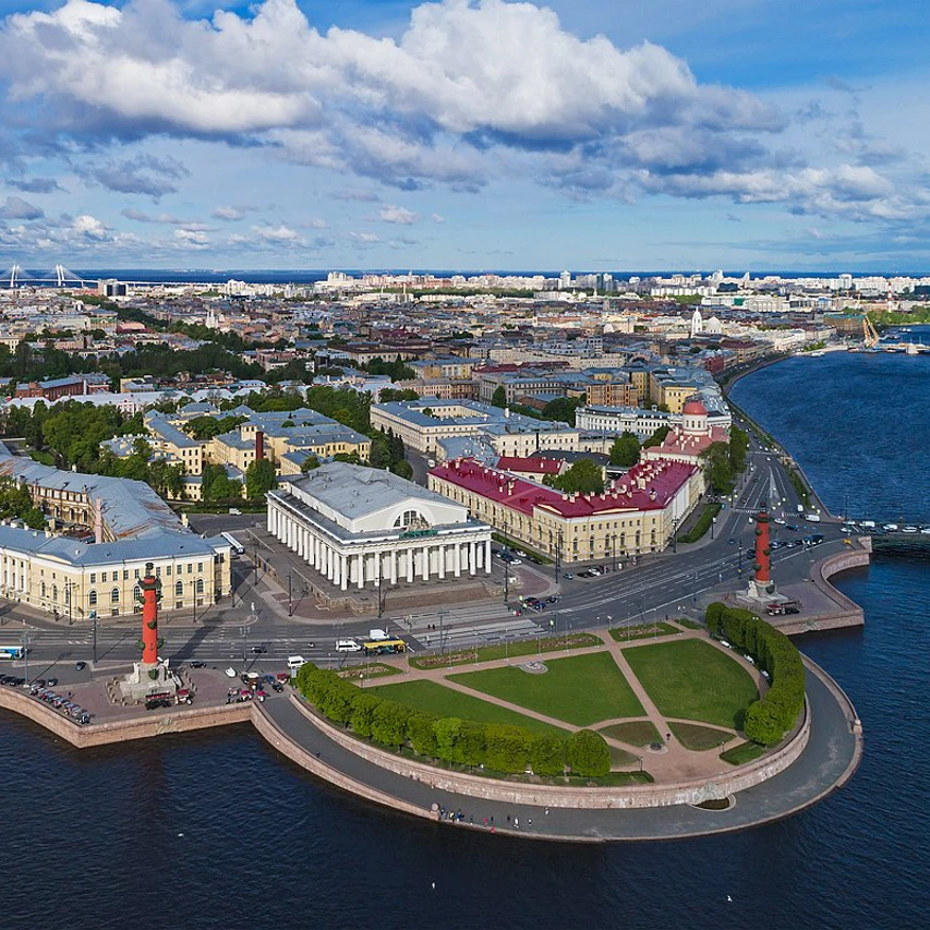 Ponta da Ilha Vassílievski vista de um dos seus ângulos panorâmicos em São Petersburgo.
