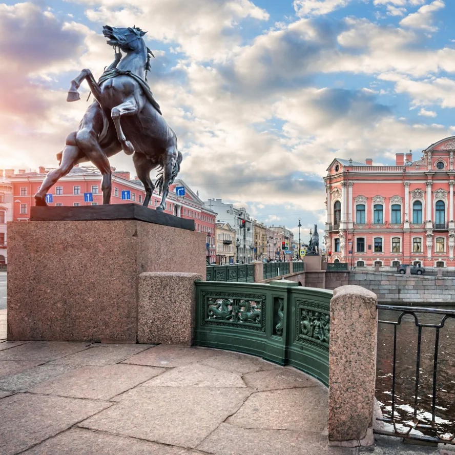 Outra vista da Avenida Névski em São Petersburgo.