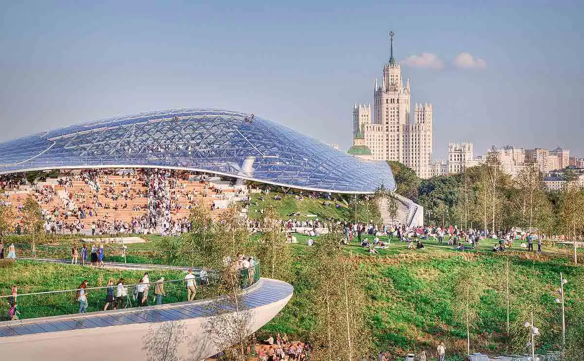 A Cúpula de Vidro é um teto transparente gigante sem paredes de suporte sobre o grande anfiteatro. Esta estrutura única protege os visitantes do mau tempo, permitindo descansar confortavelmente nas encostas verdes em qualquer época do ano.