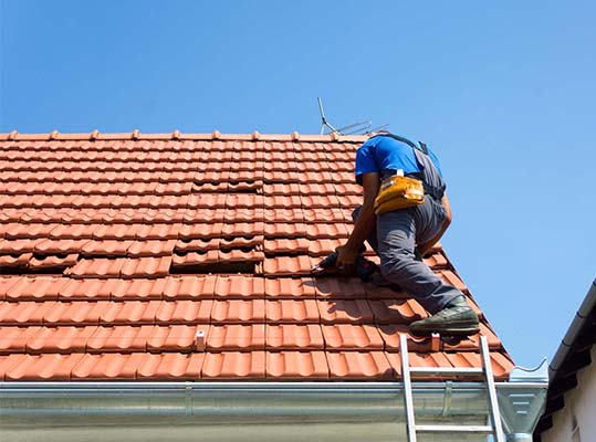 Urgence fuite toiture à Pontoise 95300 – Intervention 24h/24 et 7j/7 – LC Couvreur