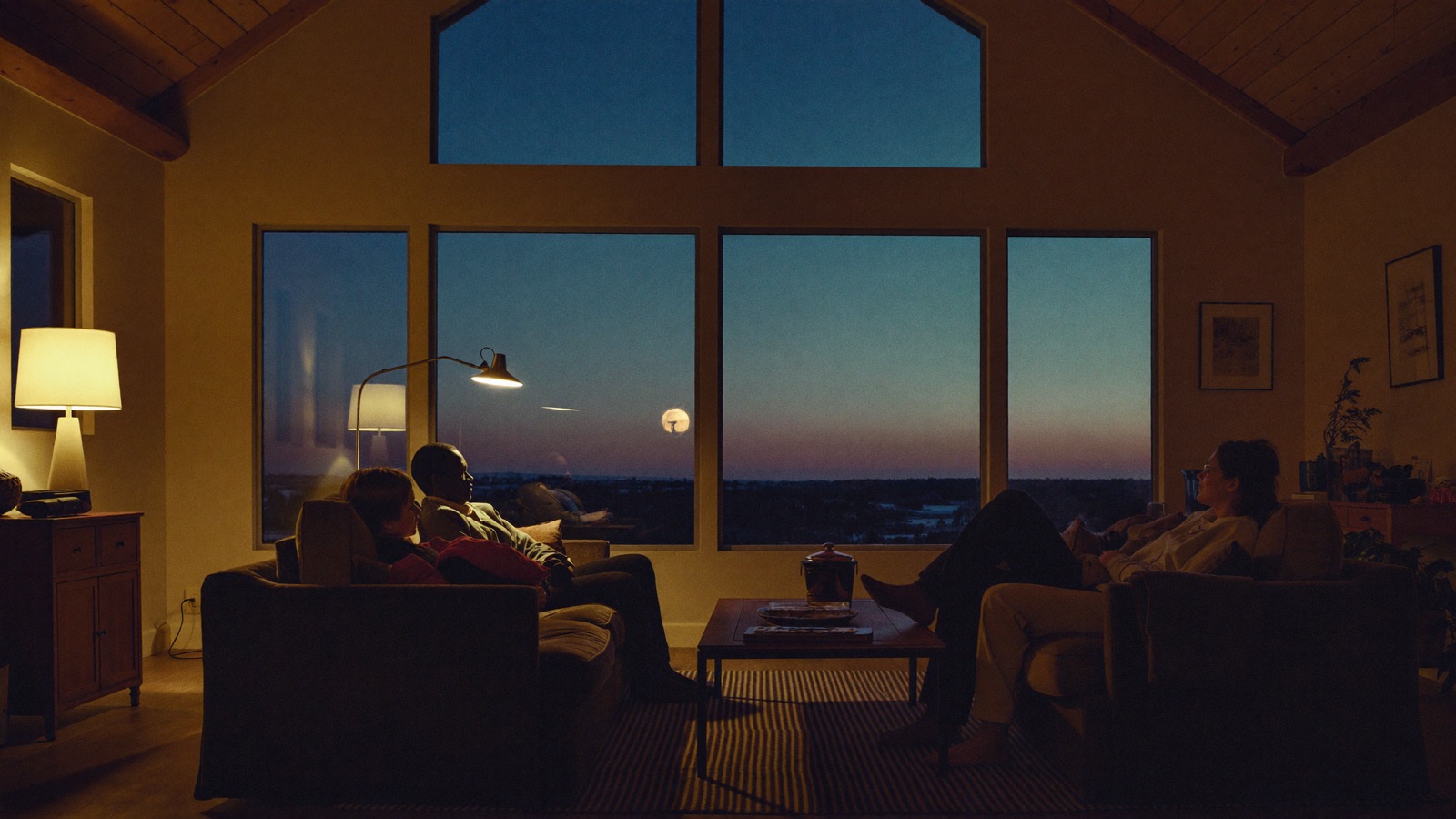 Gezin in de woonkamer in de avond met warme verlichting
