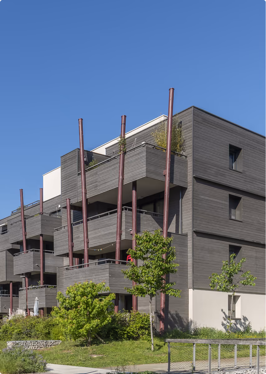 Nous développons des logements neufs qui privilégient une esthétique architecturale soignée, des coûts optimisés et le confort de vie.