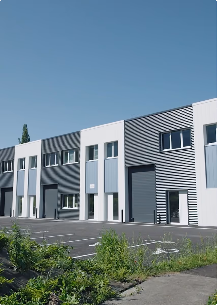 Nous proposons des bâtiments d’activité spécialement conçus pour les entreprises artisanales et industrielles. 