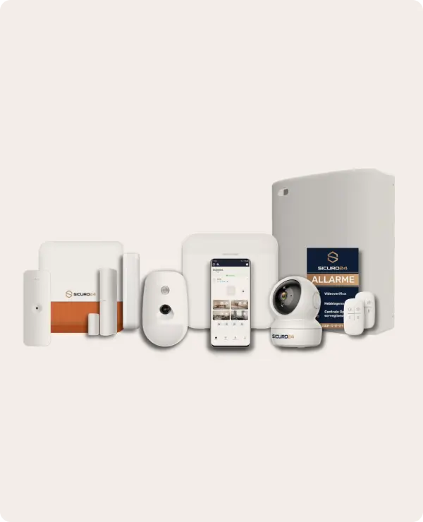 Sistema di sicurezza domestica completo con sensori, telecamera, centralina, e smartphone con app di controllo.