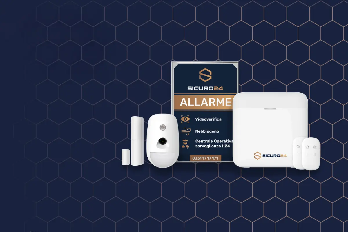 Kit sistema di allarme Sicuro24 con sensori bianchi, telecamera, pannello di controllo e telecomandi su sfondo a esagoni blu scuro.