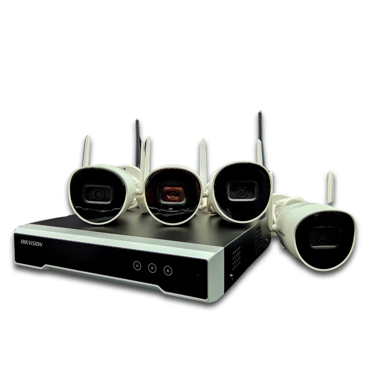 Kit di videosorveglianza Hikvision con quattro telecamere wireless e un registratore NVR nero e bianco.