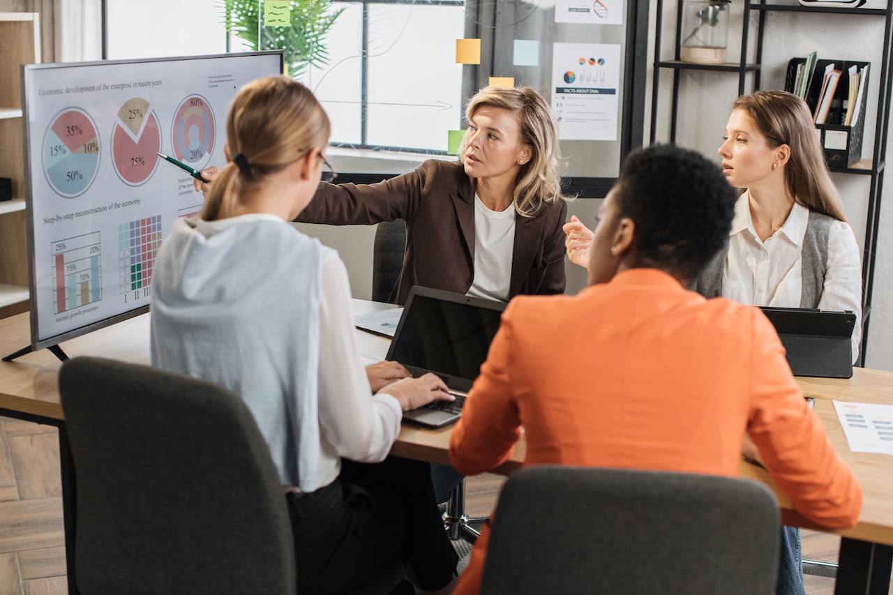 Fractional sales leader collaborating with a sales team, optimizing strategies for business growth and revenue increase.