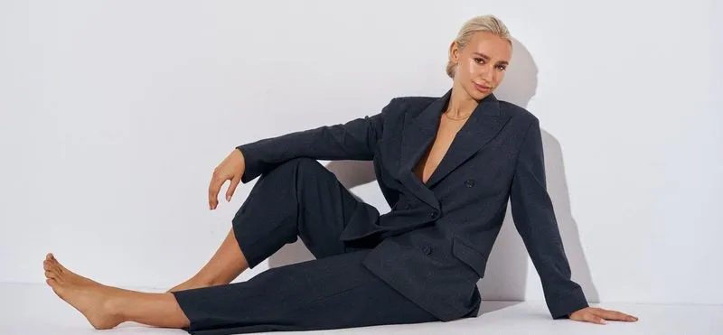 Ung forretningskvinde i et jakkesæt