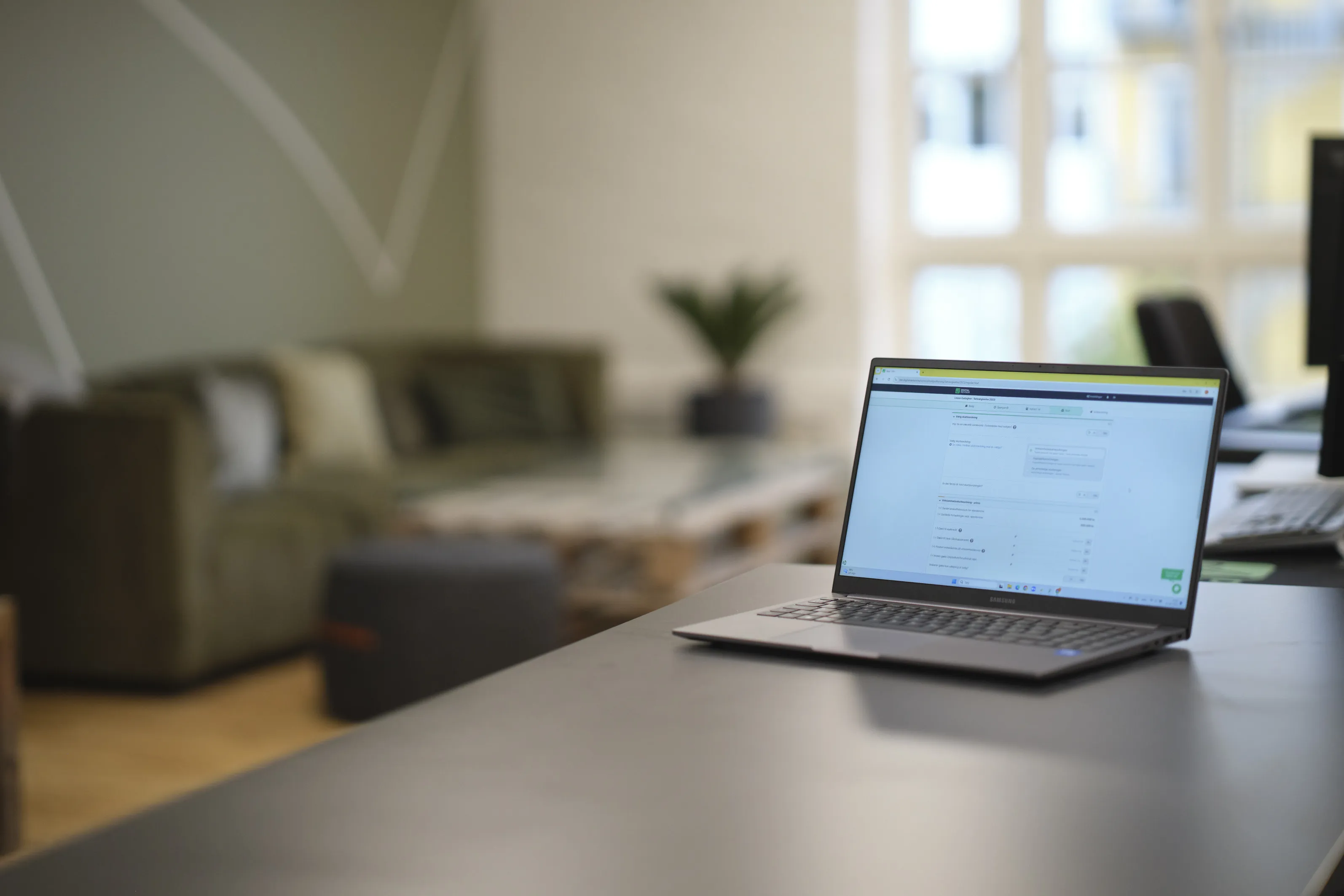 En computerskærm der viser, hvor du kan lave dit interessentskabs regnskab og skat