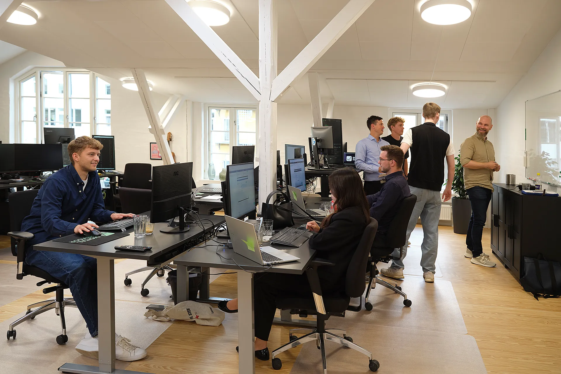 Medarbejdere i Reportability, der samarbejder om at gøre rapportering og indberetning til offentlige myndigheder hurtigt og ukompliceret. 