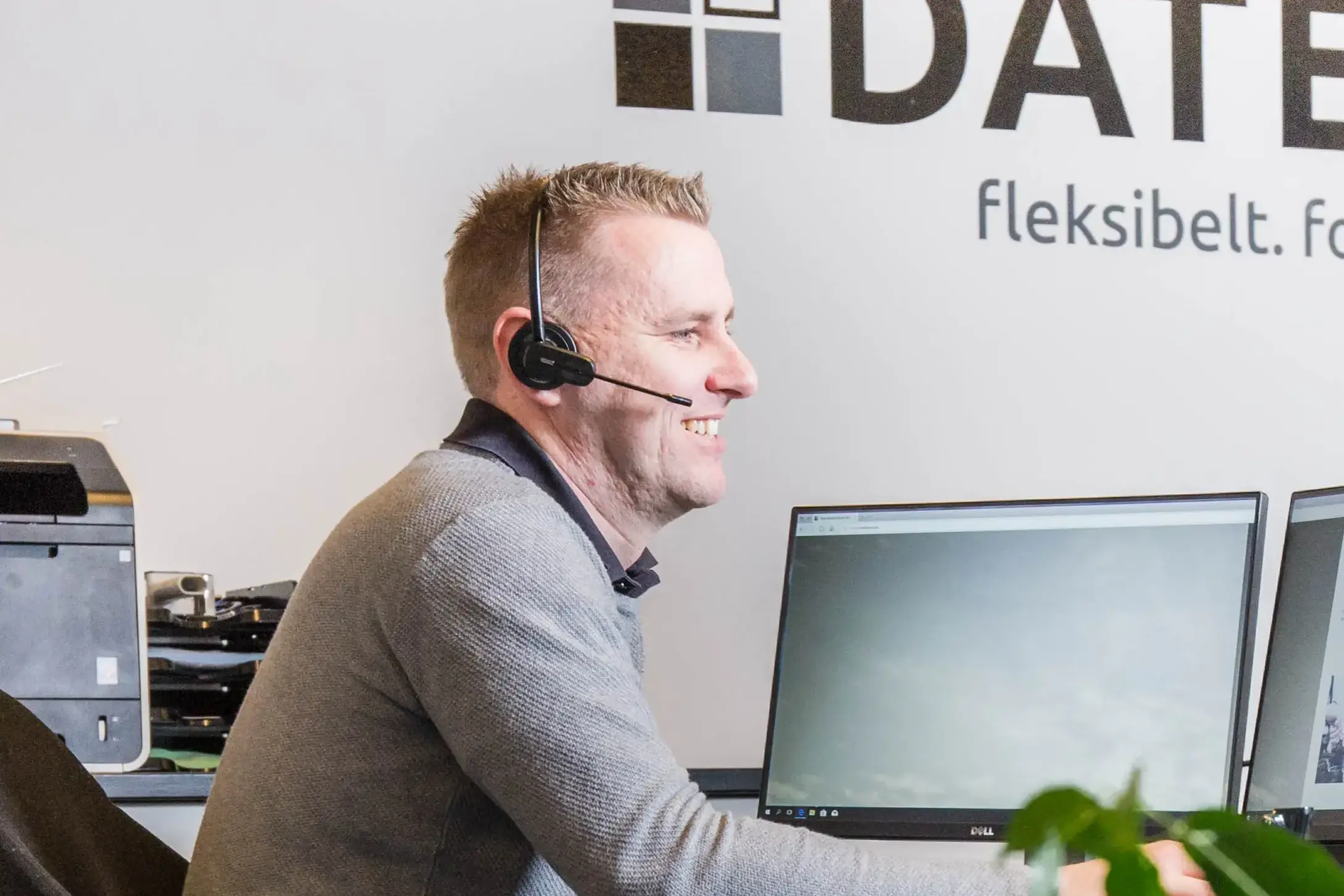 Leif Mortensen ved computeren med headset.