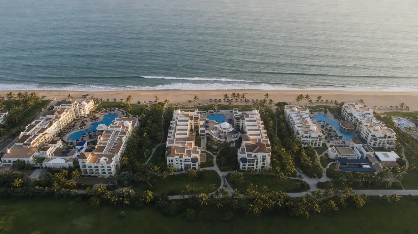 Vista aérea de varias propiedades de un grupo hotelero