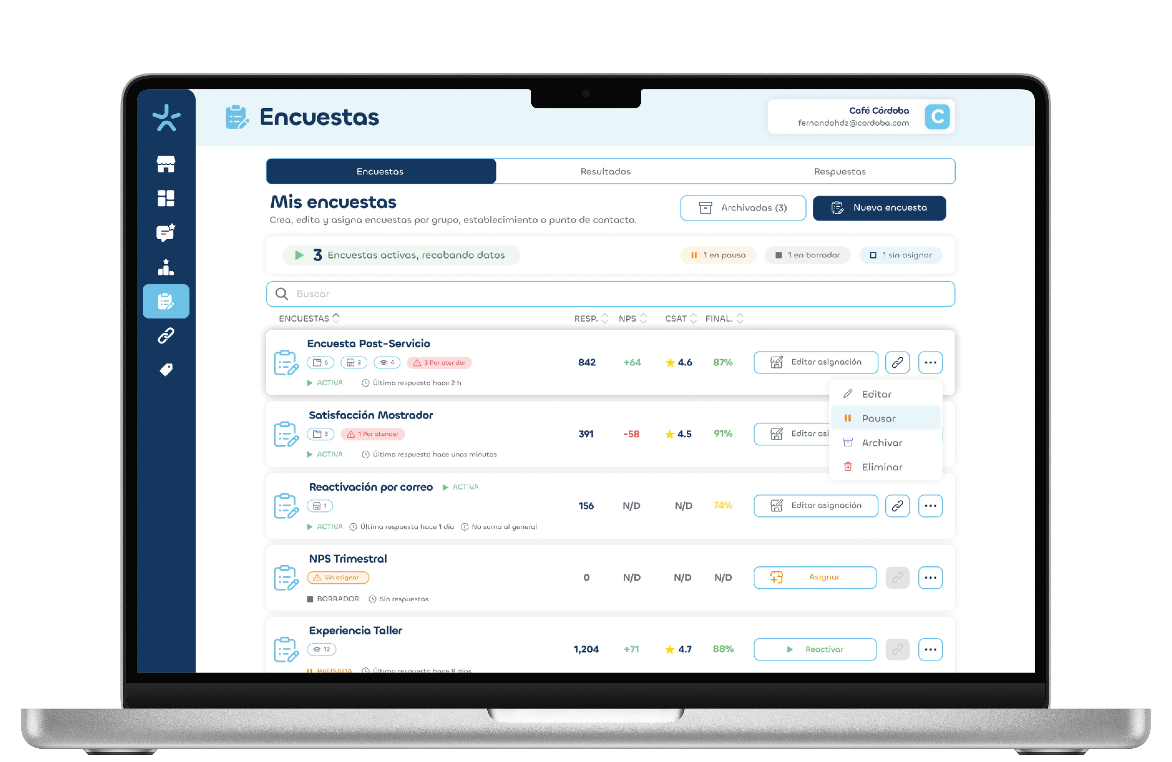 Constructor de encuestas de MaxReviewer en una laptop