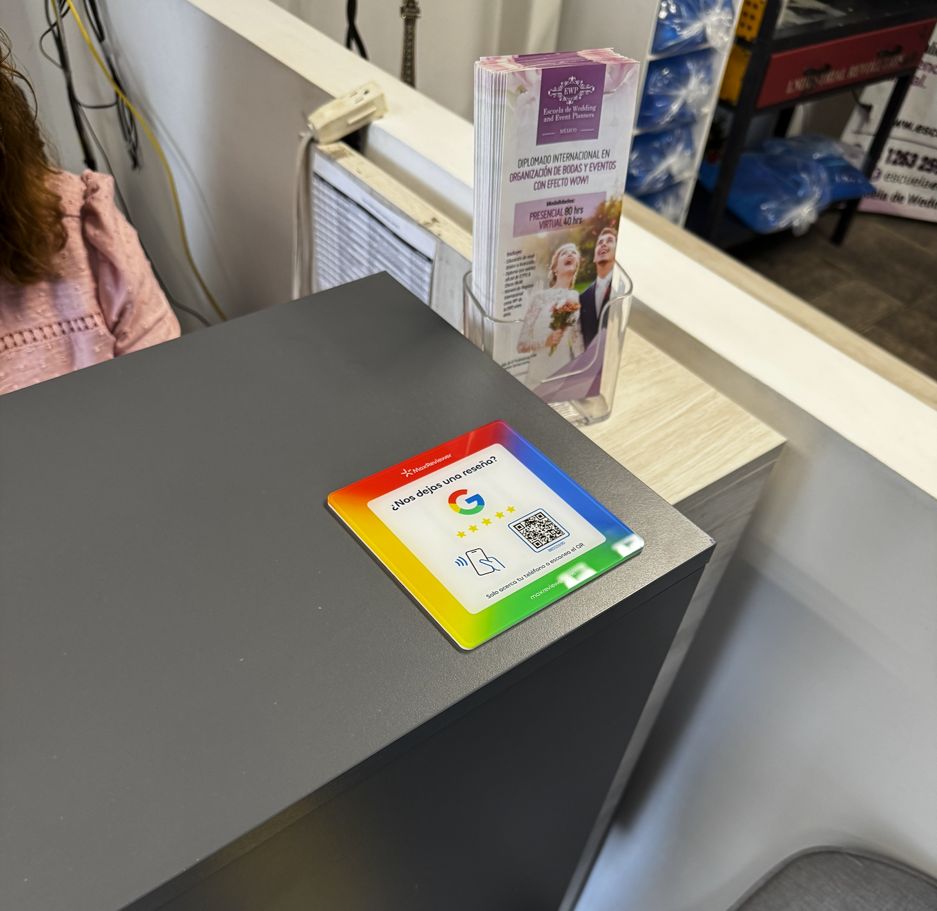 Placa de acrílico con la marca de la tienda en la caja