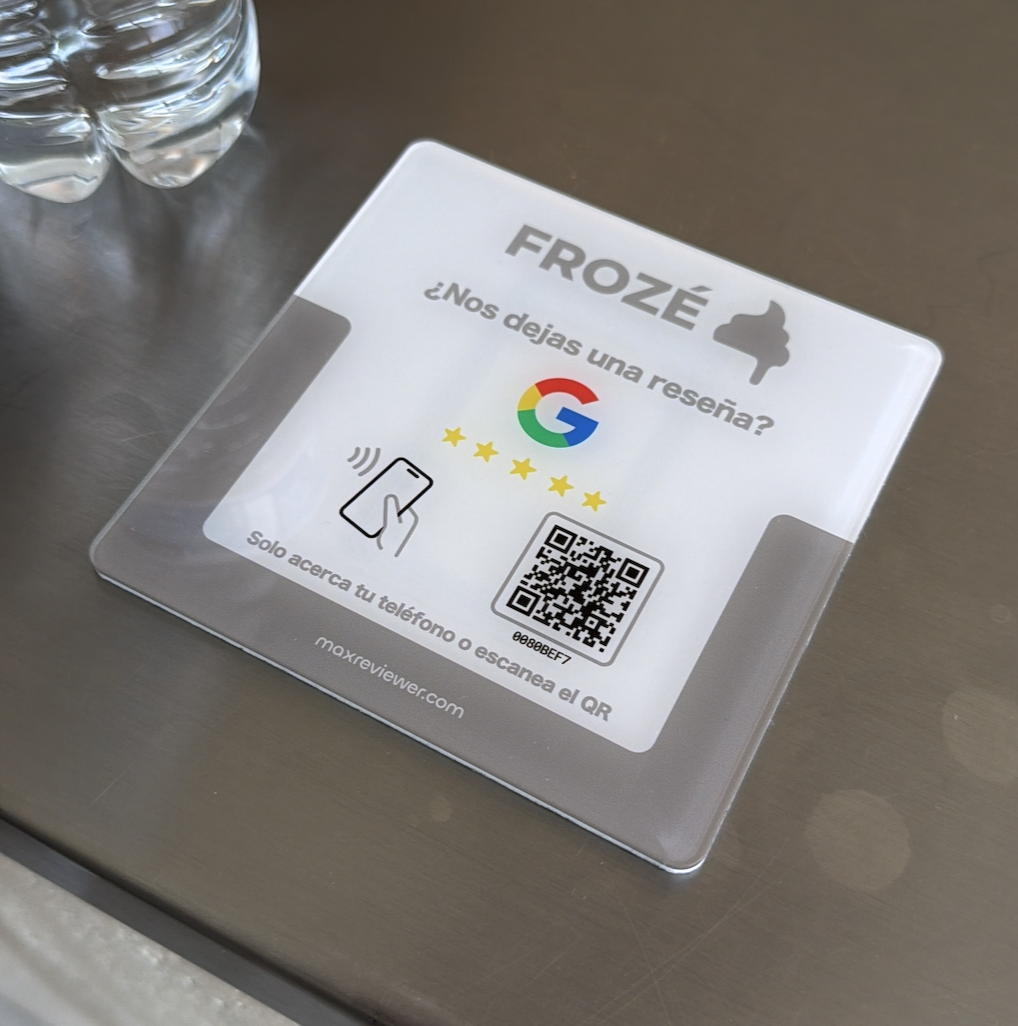 Detalle de placa MaxReviewer con NFC y código QR