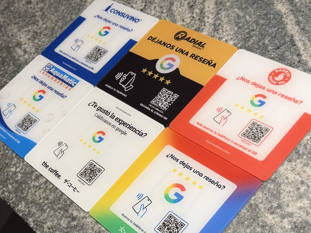 Placas NFC y QR personalizadas de MaxReviewer con marcas de clientes
