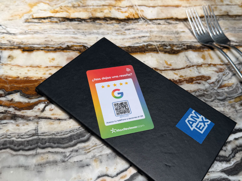 Mesero con tarjeta NFC y QR de MaxReviewer en un restaurante