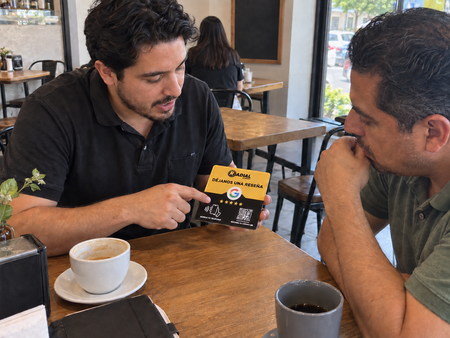 Consultor mostrando a un cliente una tarjeta NFC de MaxReviewer