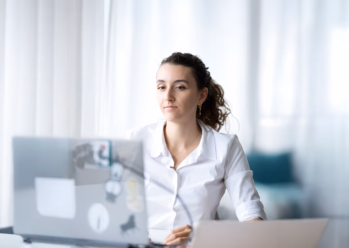 Vanessa Biber arbeitet konzentriert am Laptop im Büro
