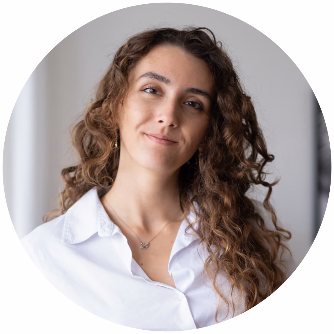 Vanessa Biber Portrait in einer weissen Blouse