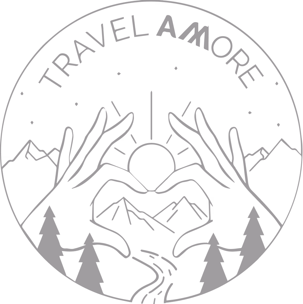 TravelAMore von Aakanksha Monga Logo in Grau
