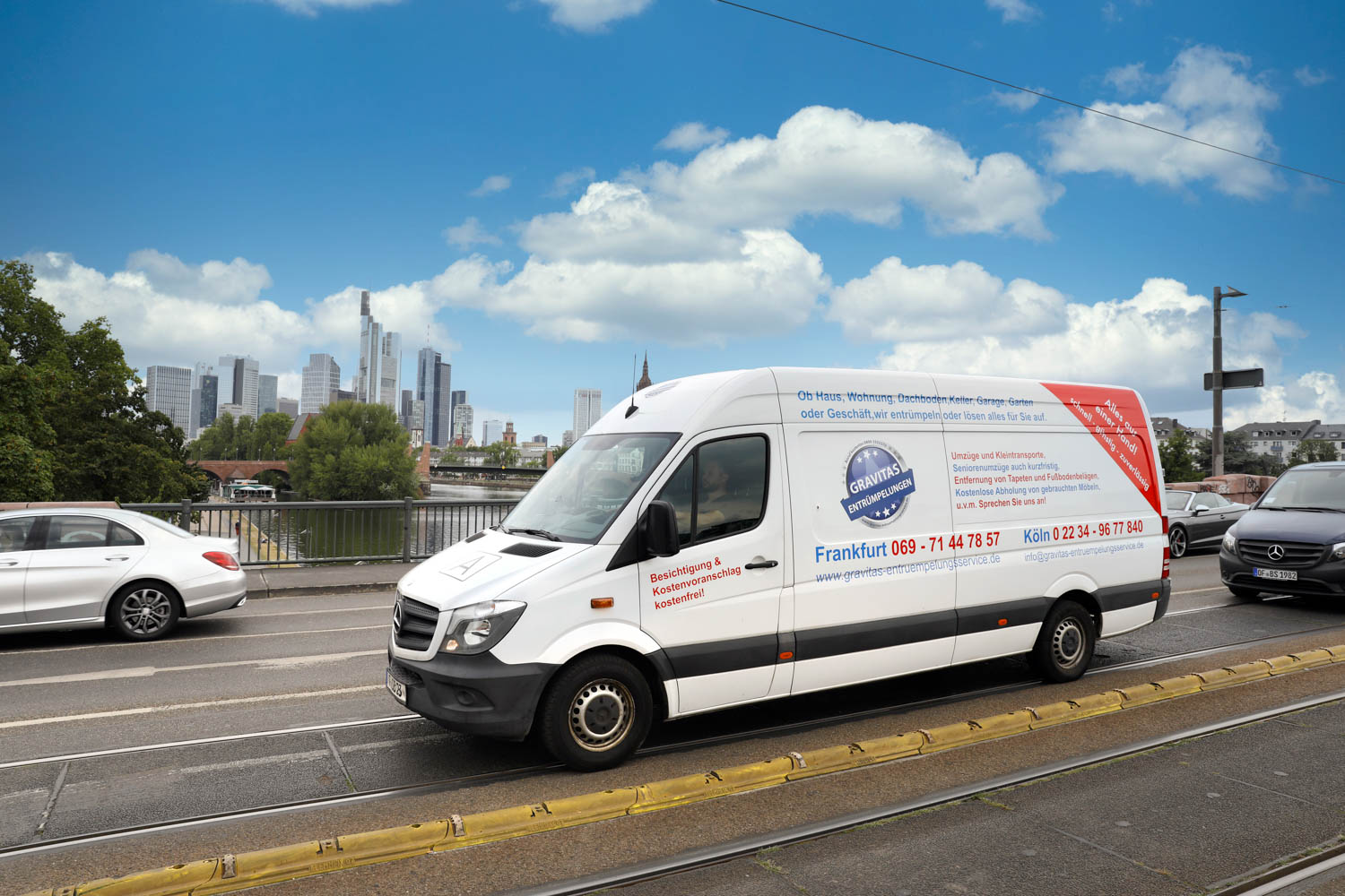 Gravitas Entrümpelungswagen auf den Strassen in Frankfurt