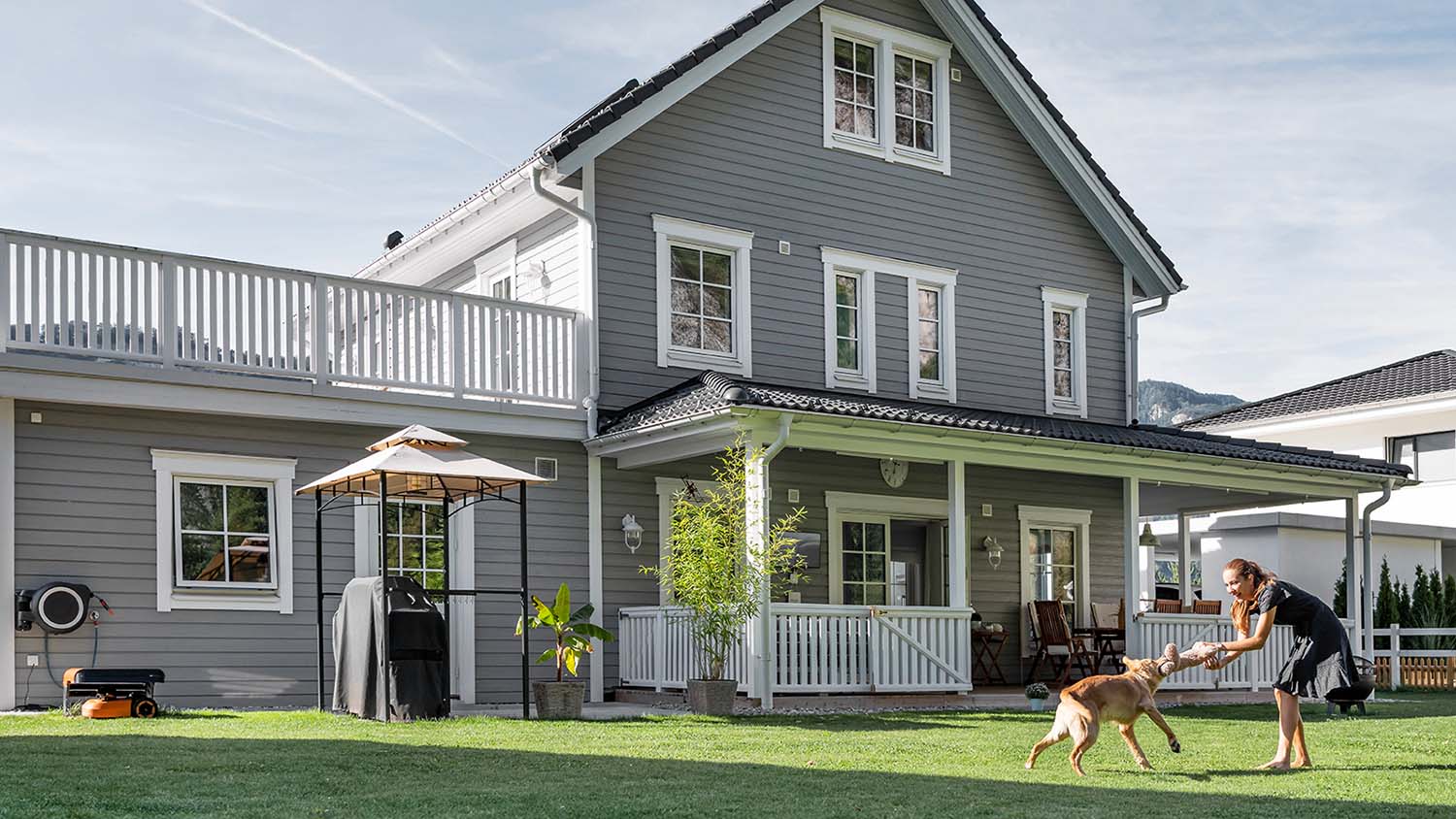 ValleyHomes Haus mit Suy Füeg und einem Hund