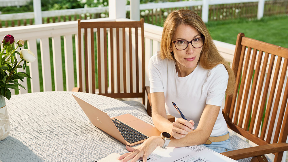Suy Füeg sitzt vor ihrem Laptop in einem ValleyHomes
