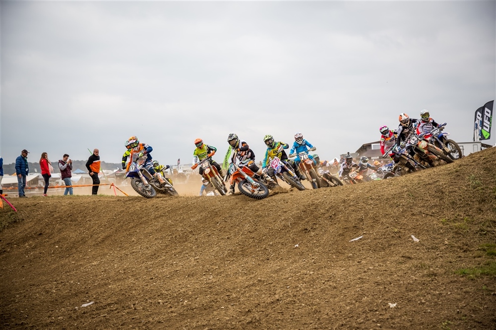SAM Motocross Sportler auf Rennstrecke