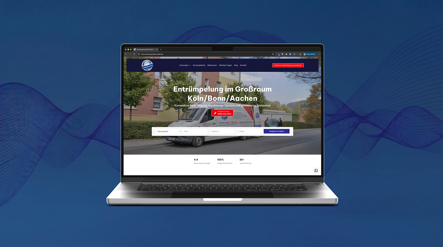 Website von Gravitas Köln auf einem Laptop vor blauem Hintergrund