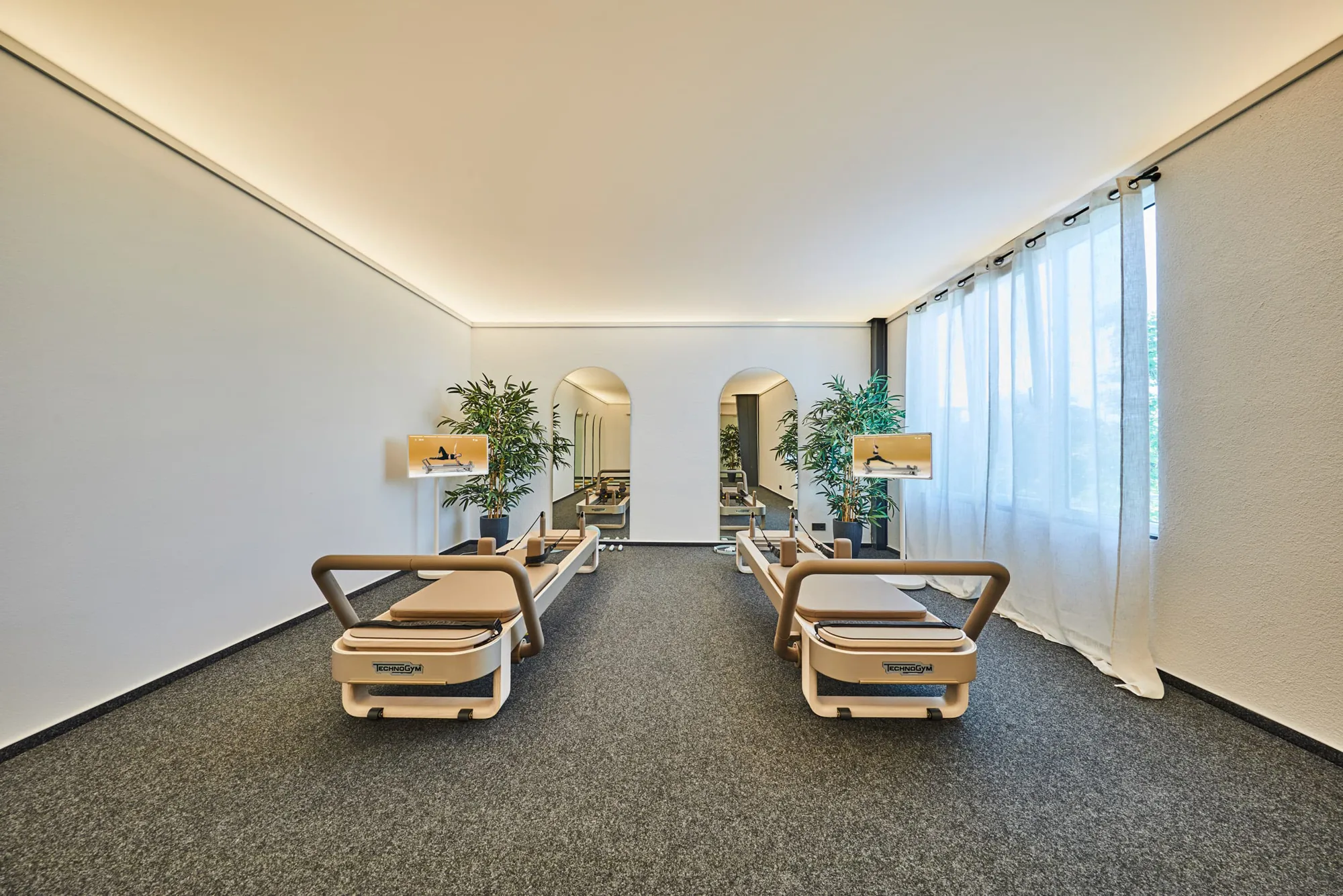 Zwei Technogym Reformer im Pilates-Raum des Sport Point Gießen, auf den Bildschirmen läuft das angeleitete Workout.