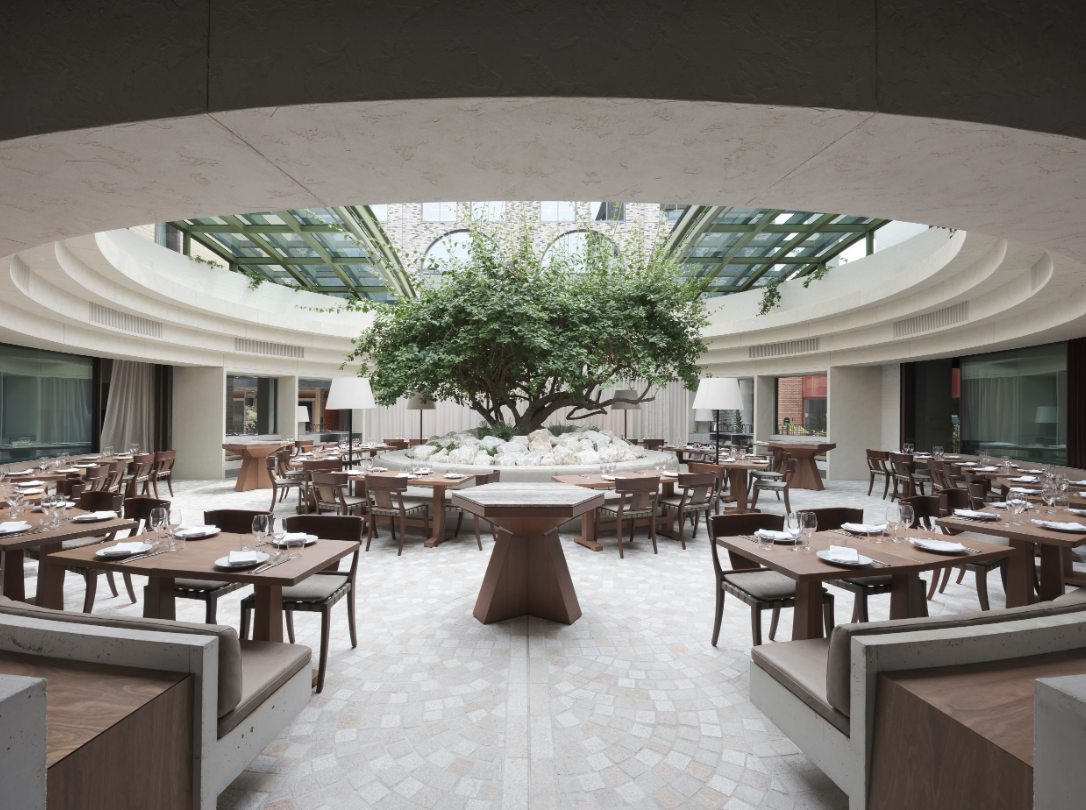 A room with tables and chairsAI-generated content may be incorrect.