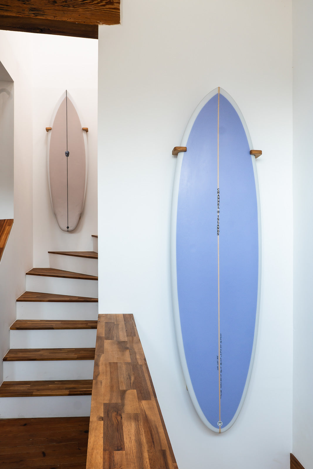 Range-surf mural vertical en bois installé sur un mur blanc