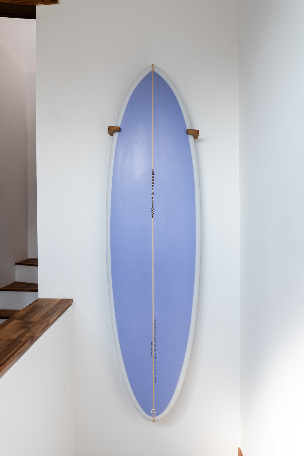 Support mural vertical en bois pour planche de surf – rangement pratique et design