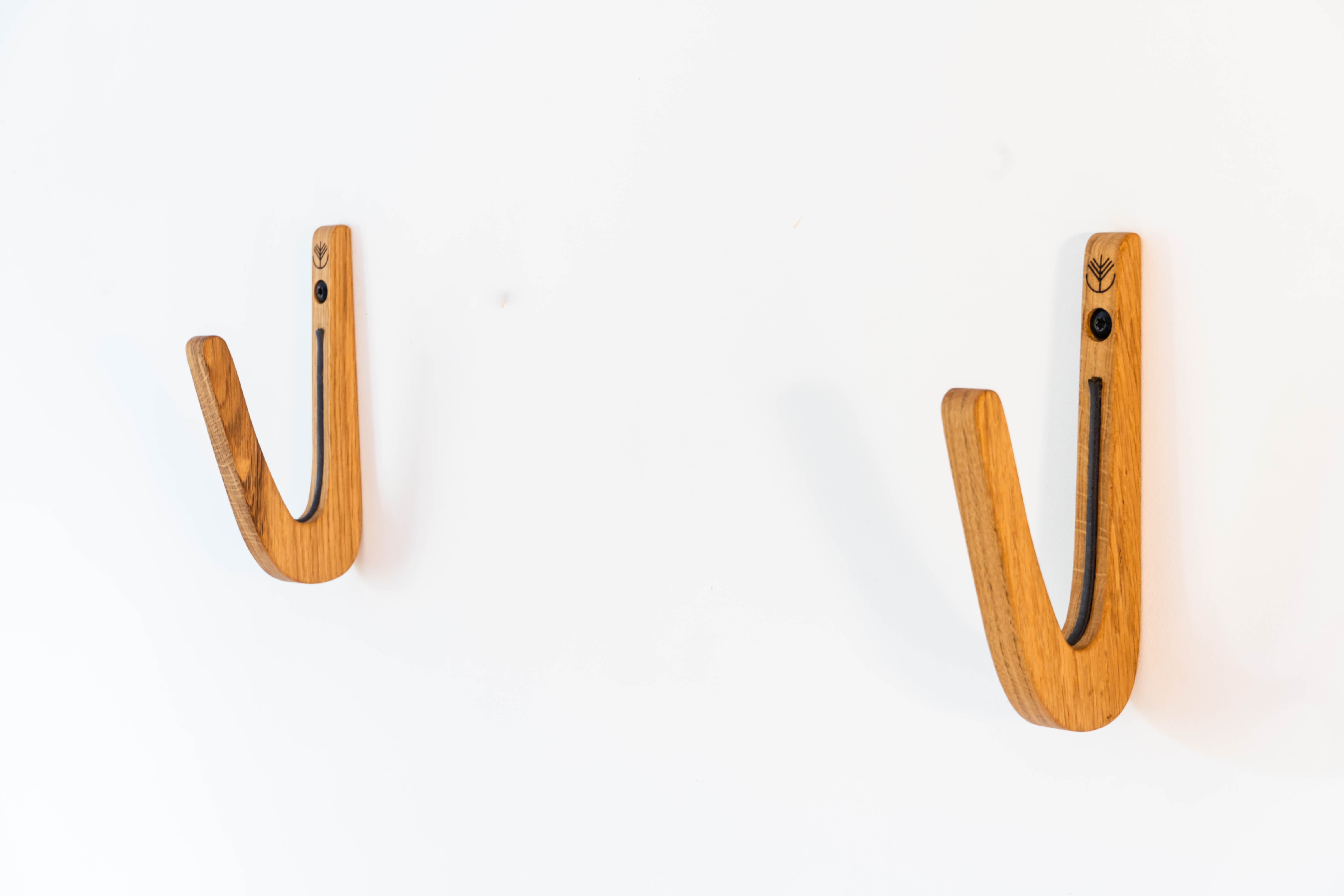 Oak wood wall mount for surfbaord with cork padding