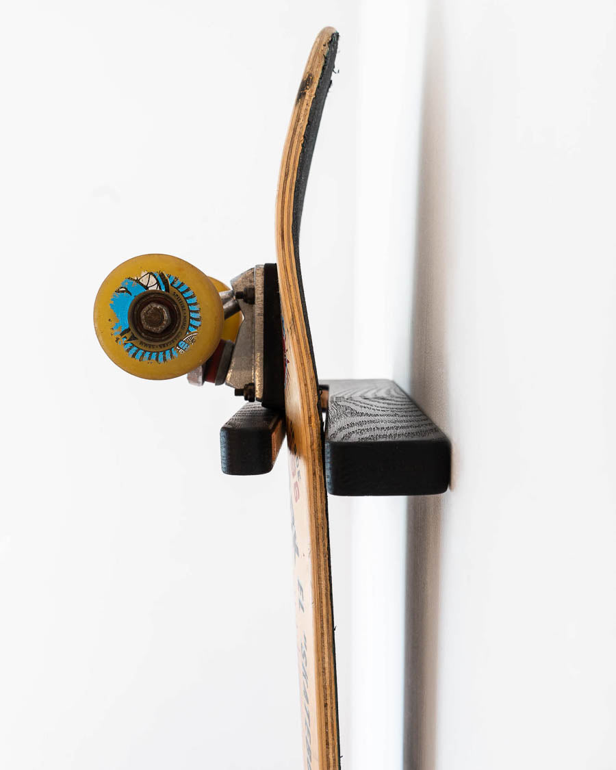 Soporte de pared vertical negro para skateboard