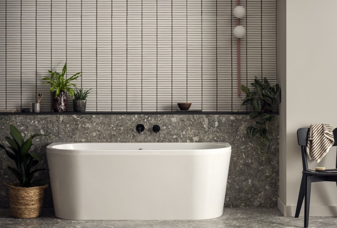 Kitkat Fliesen in puristischem weiß mit freistehender Badewanne