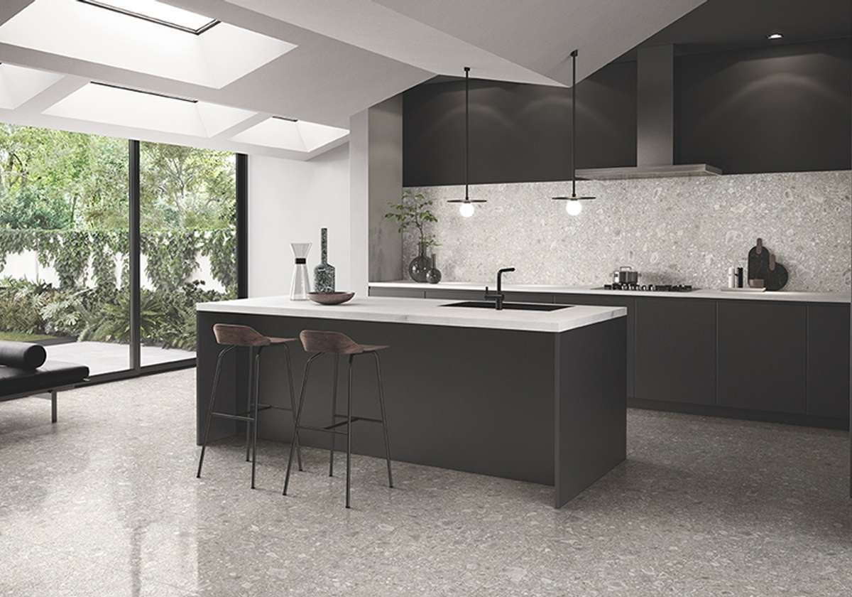 Große Wohnküche in Kieseloptik grau