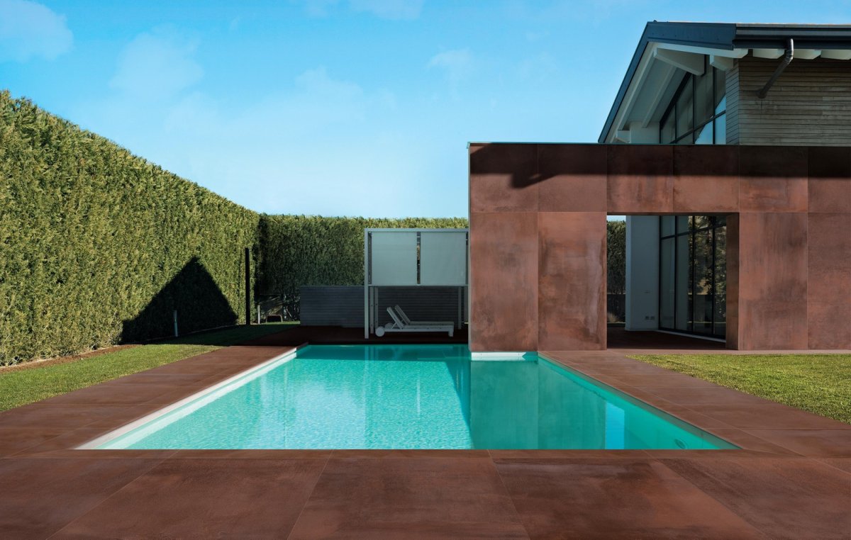 Terrassenfliesen mit rostfarbener Oberfläche