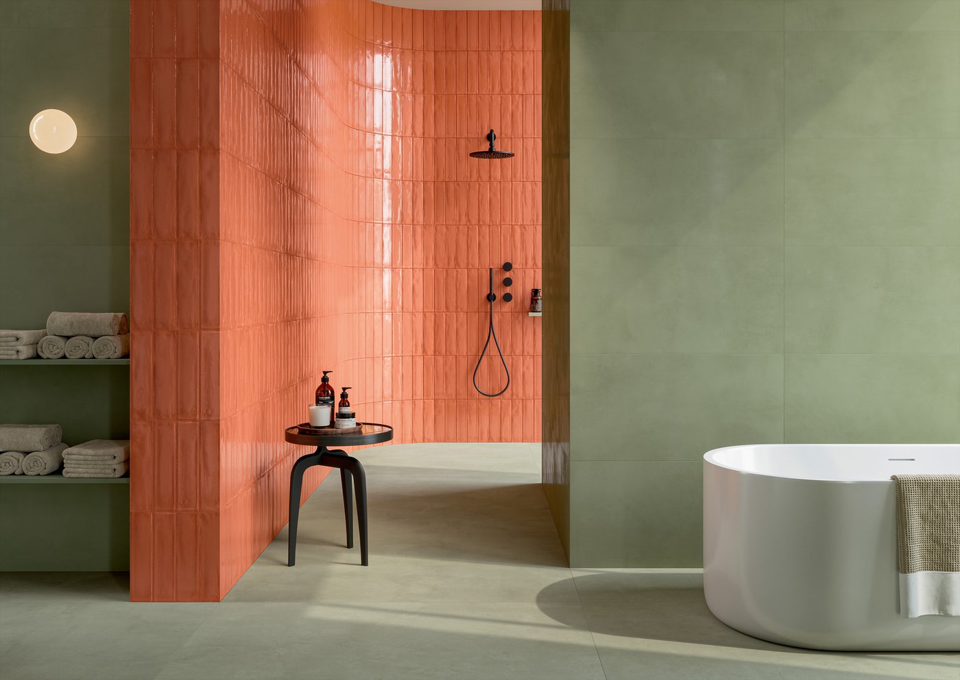 geräumige Dusche in Orange kombiniert mit grünen Fliesen